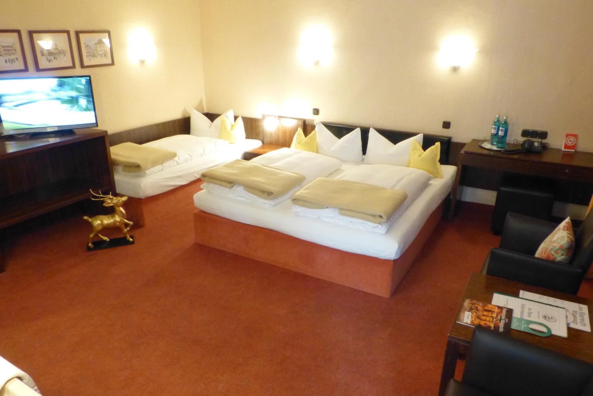 Hotel Goldener Hirsch Байройт Стая снимка